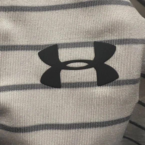 UNDER ARMOUR LIKE NEW! MEN’S PLAYOFF POLO IN GRAY & WHITE STRIPED SIZE MEDIUM - Picture 4 of 5